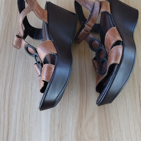 Naot Leather Platform Wedge Sandals Sz 7 EU 38 Cognac Brown Ankle T Strap Shoes - Picture 4 of 5